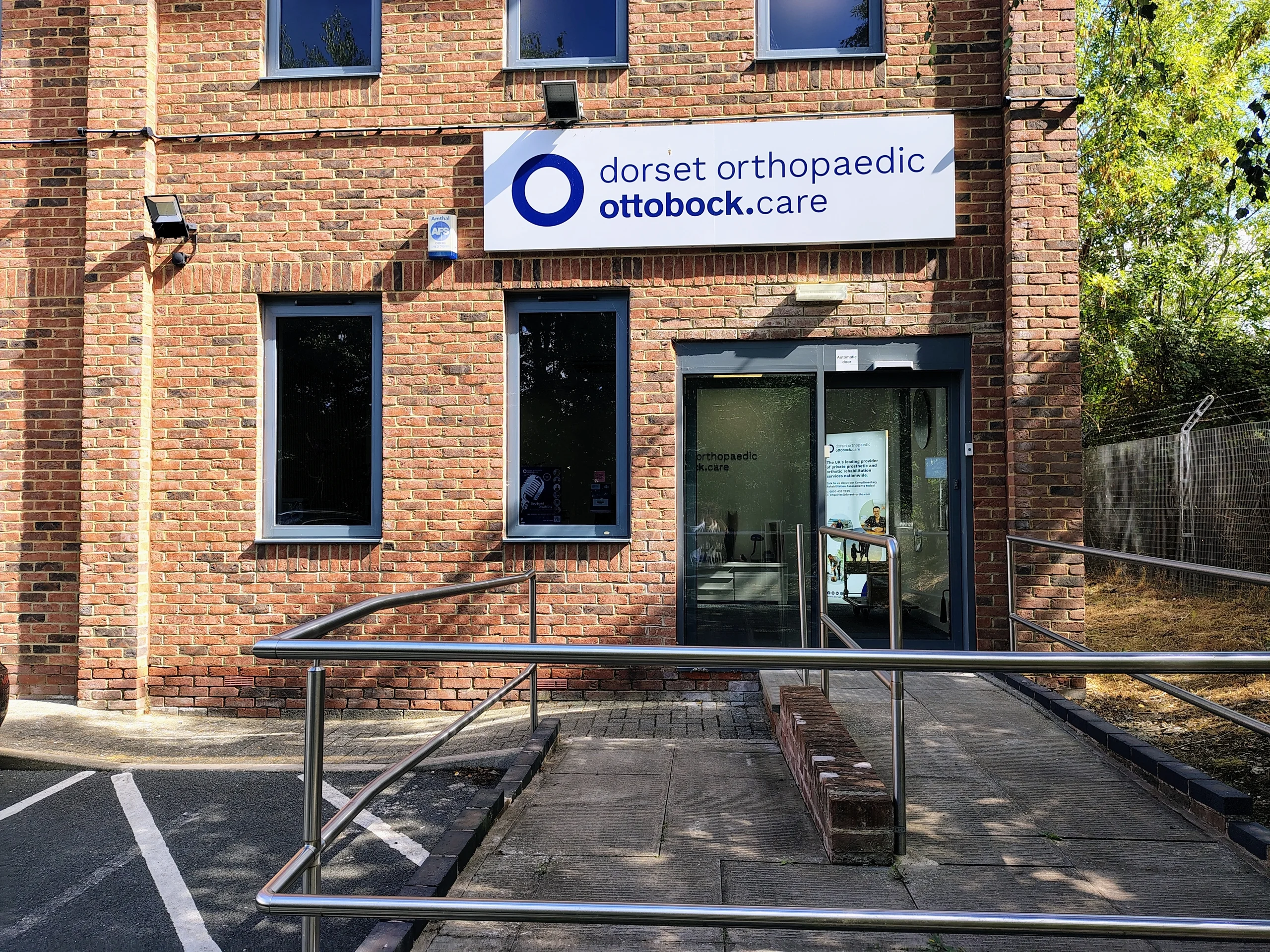 Entrance to Dorset Orthopaedic’s Amersham clinic with an access ramp and clinic signage.