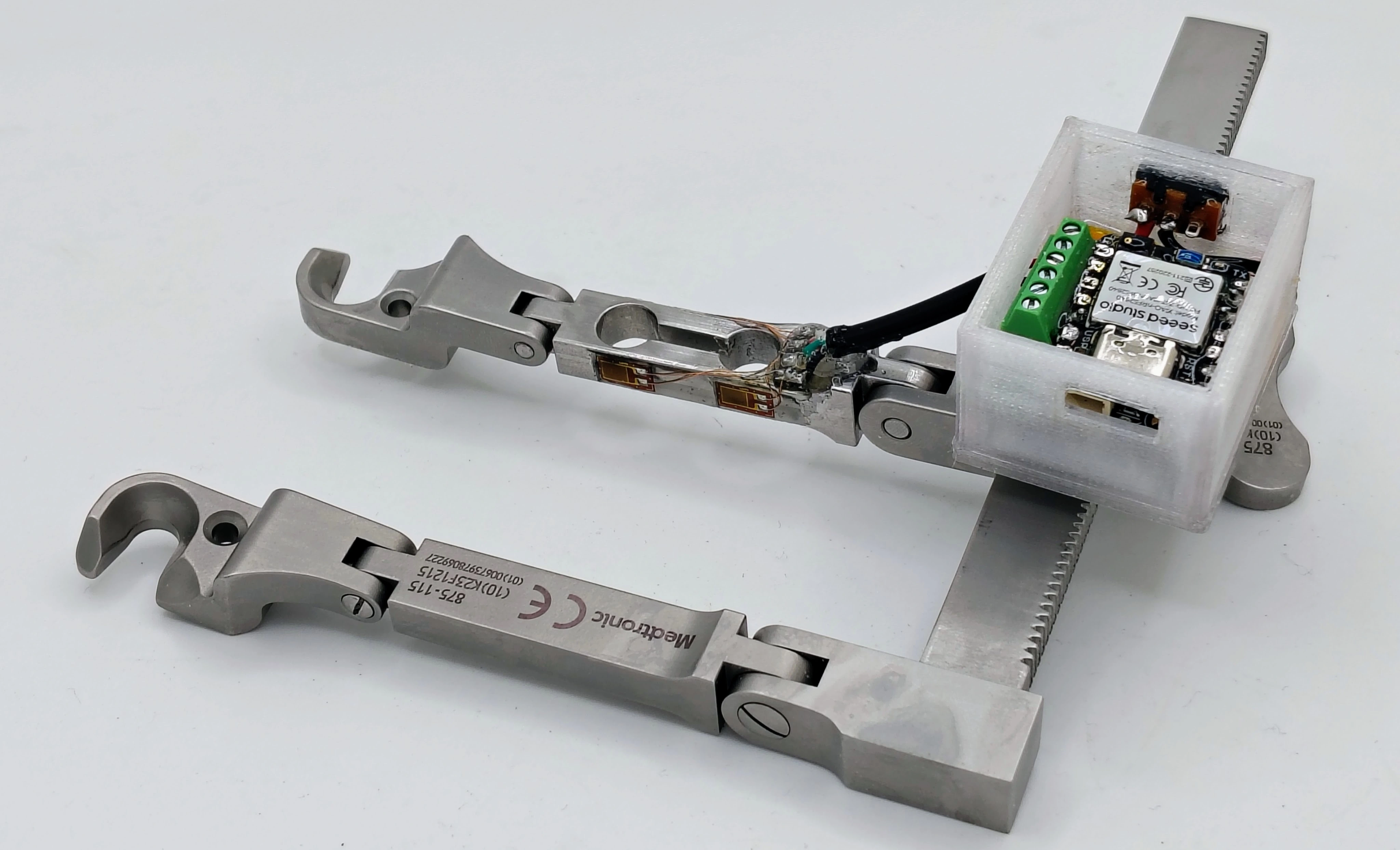 Tissue Pressure Monitoring Retractor